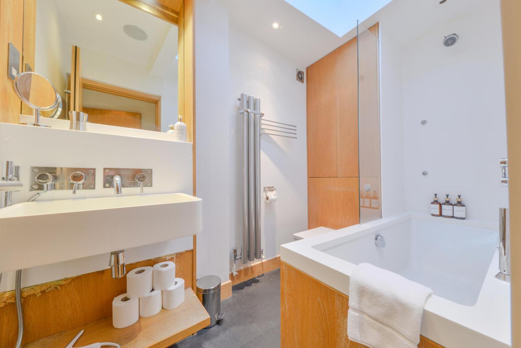 Central Two Bedroom Apartments St Albans By Central Stays Short Lets & Serviced Accommodation With Free Parking Kültér fotó